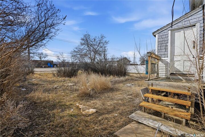 Property Photo: 1284 3rd Avenue NE SK S6H 1G3