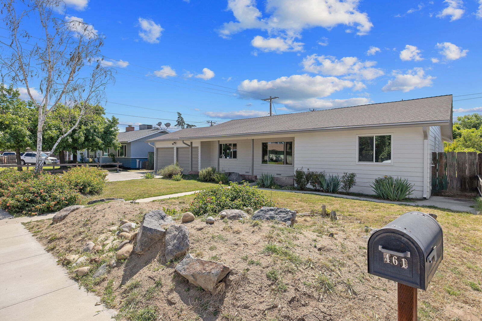 Property Photo:  461 N Cottage Street  CA 93257 