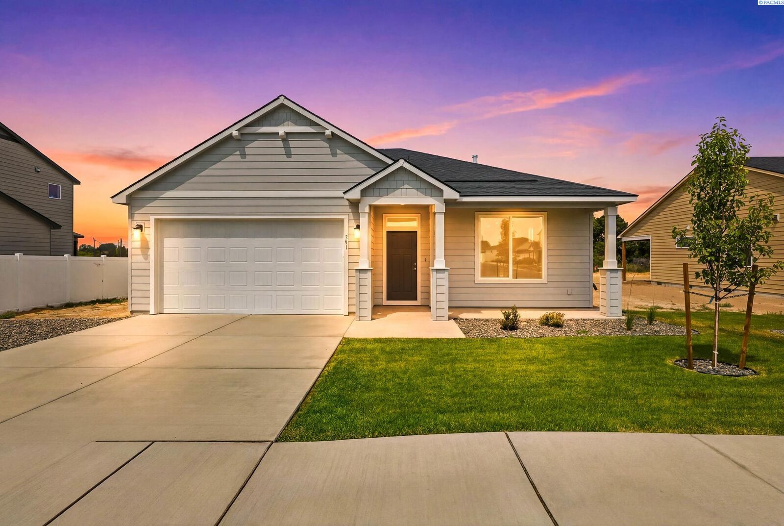 Property Photo:  501 Sapphire Ave  WA 98930 