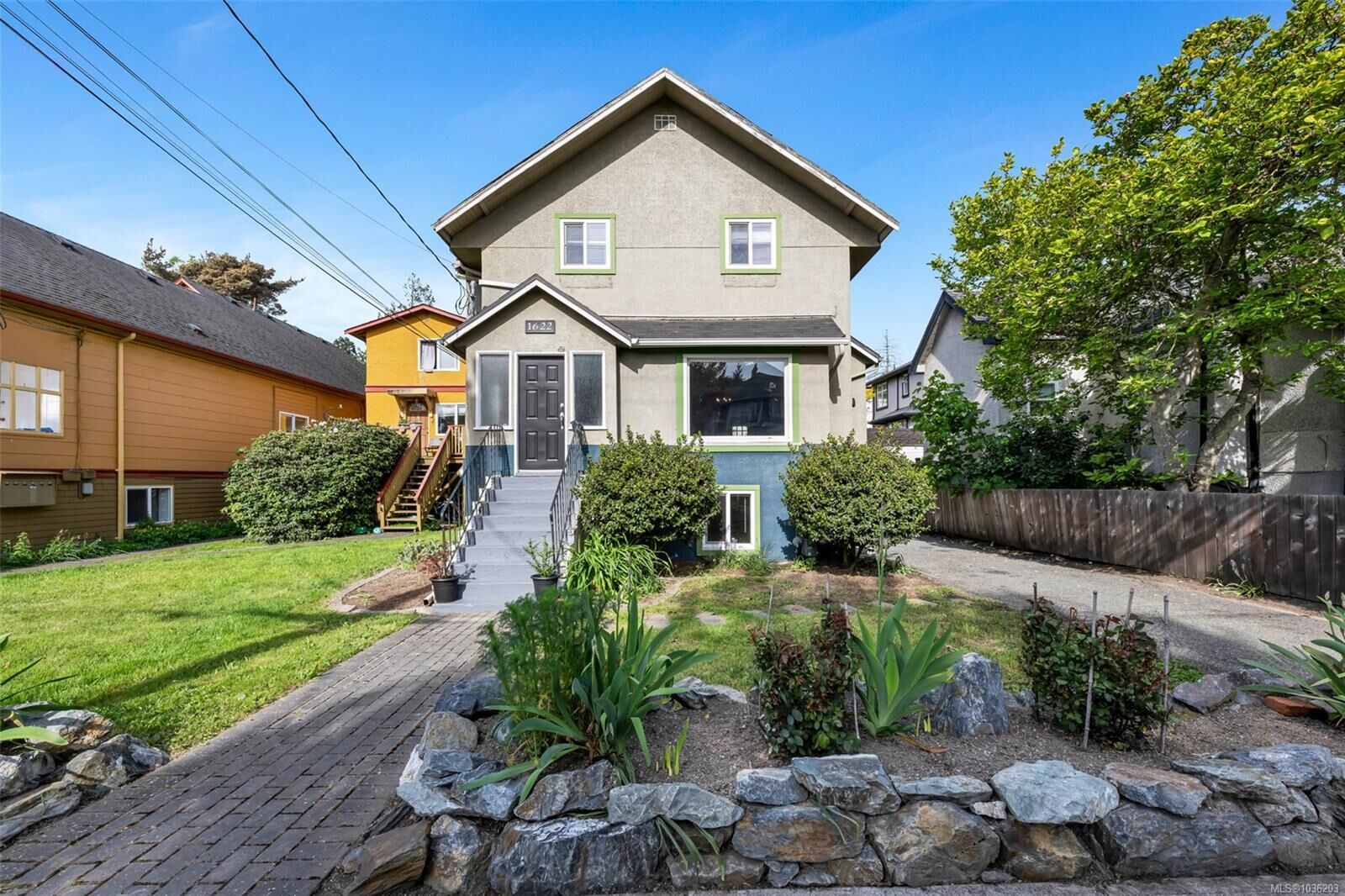 Property Photo:  1622 Camosun St  BC V8T 3E6 