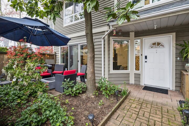Property Photo:  848 W 16th Street 7  BC V7P 1R3 