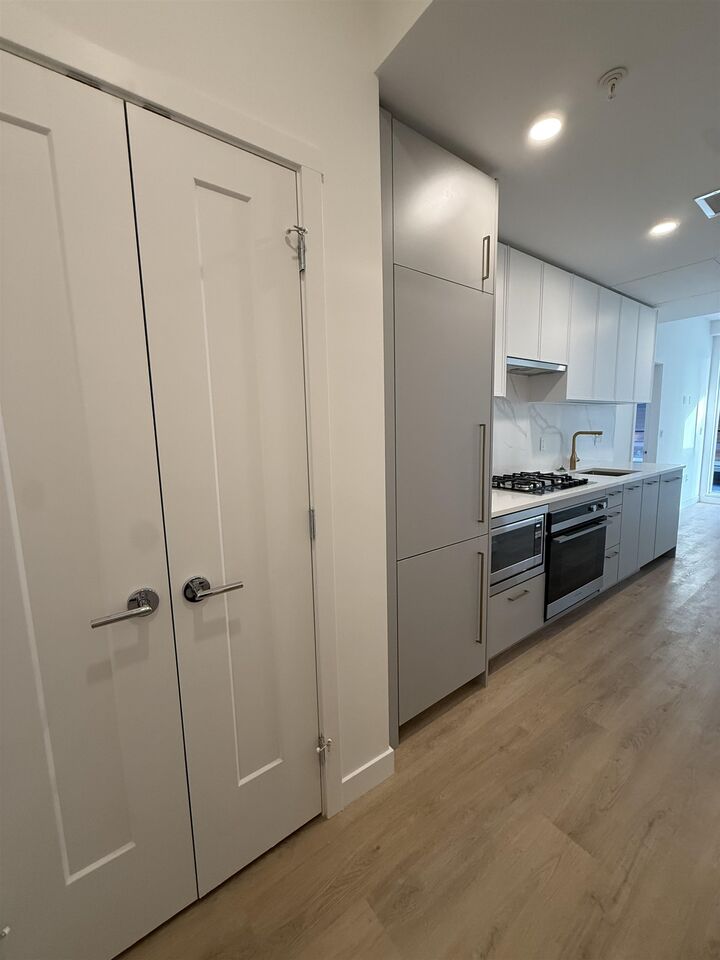 Property Photo:  600 Rochester Avenue 309  BC V3K 2V5 