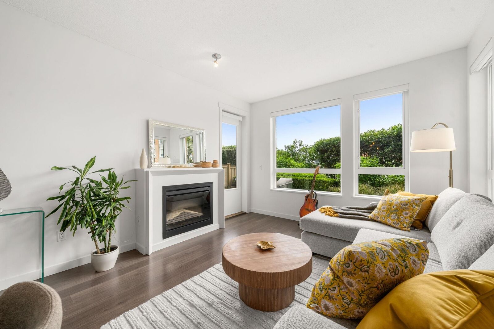 Property Photo:  717 Chesterfield Avenue 101  BC V7M 3L8 