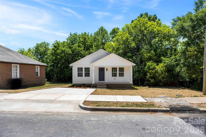 Property Photo:  1511 W Horah Street  NC 28144 