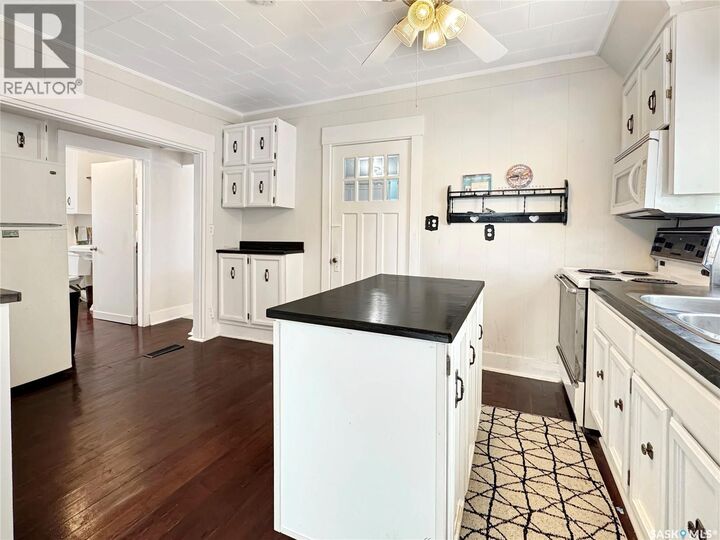 Property Photo:  405 Railway Avenue  SK S0M 0N0 