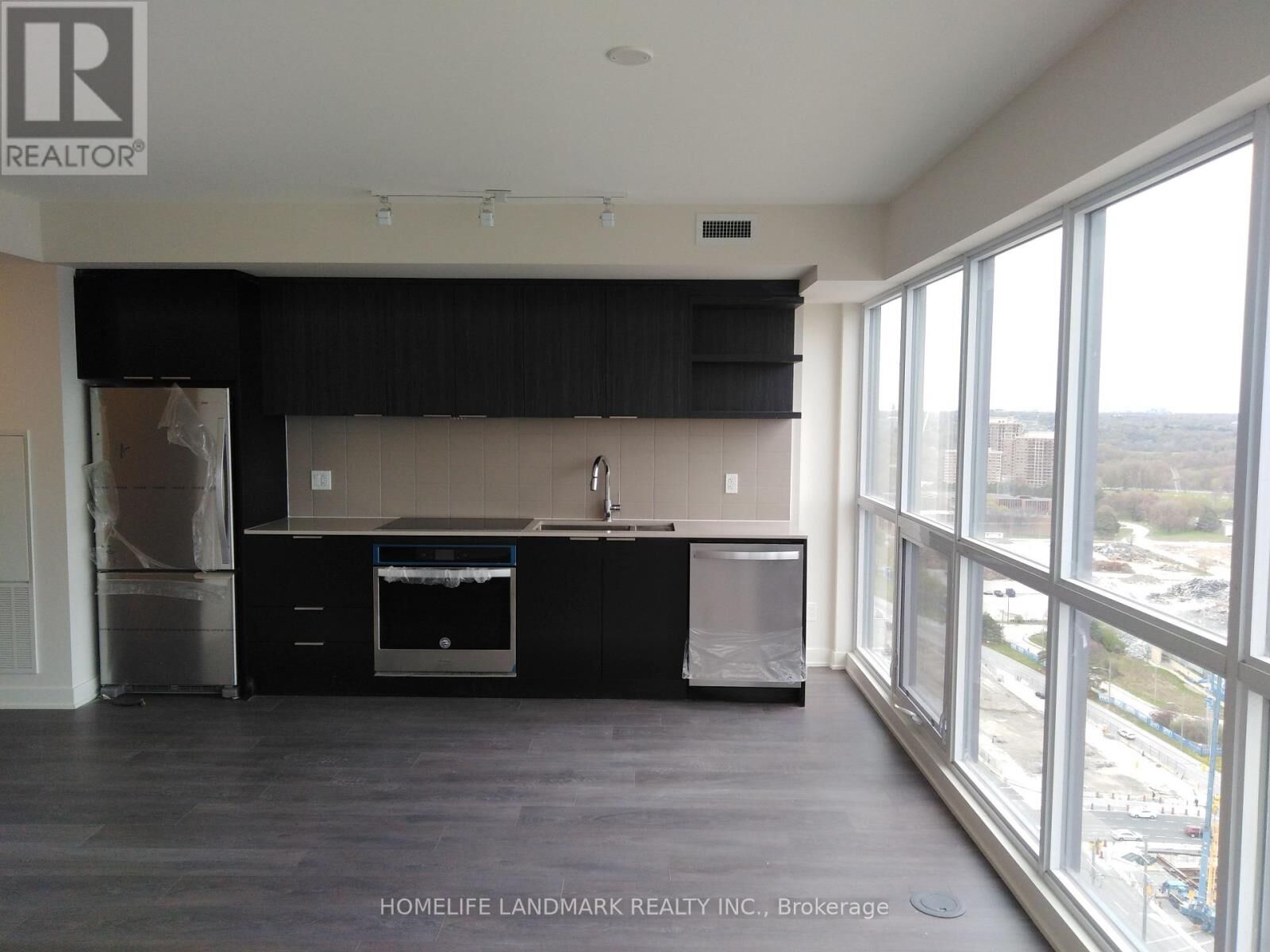 Property Photo:  6 Sonic Way 2604  ON M3C 0P1 
