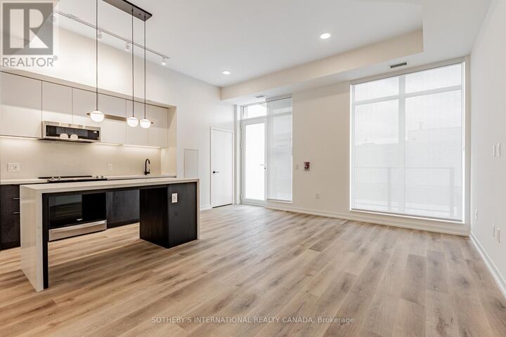 Property Photo:  5 York Garden Way Th#101  ON M6A 2V1 