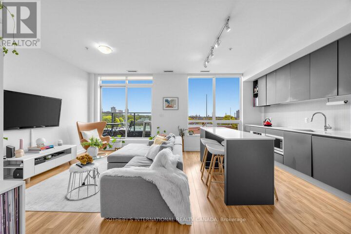 Property Photo:  377 Madison Avenue 714  ON M4V 2W7 