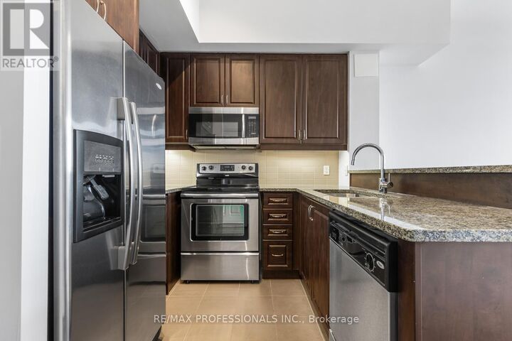 Property Photo:  1135 Royal York Road 1104  ON M9A 0C3 