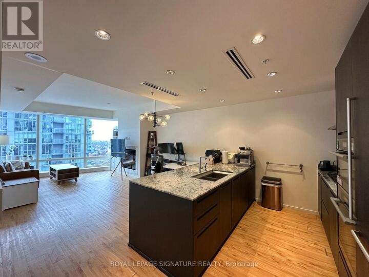 Property Photo:  180 University Avenue 3104  ON M5H 0A2 
