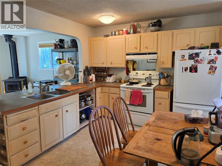 Property Photo:  506 Delbruck Street  BC V1L 5L6 