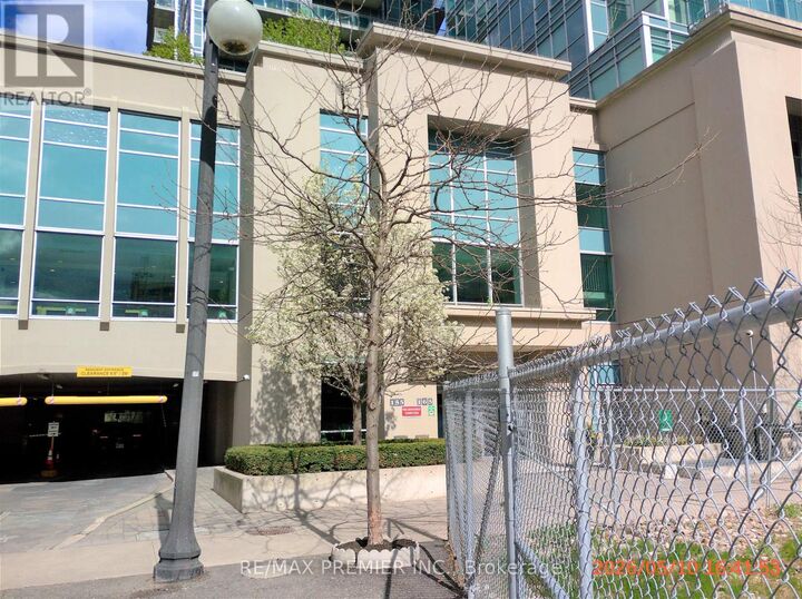 Property Photo:  165 Legion Road North 1525  ON M8Y 0B3 