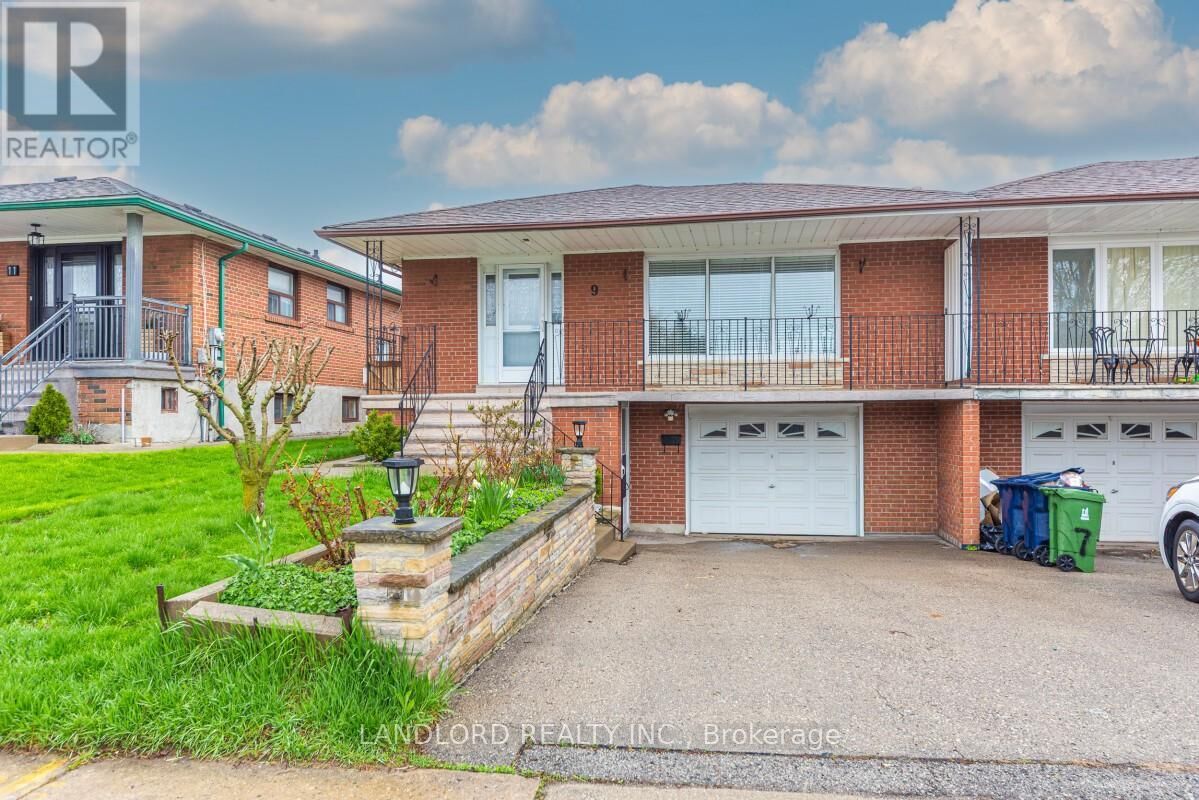 Property Photo:  9 Clipper Road  ON M2J 4C8 