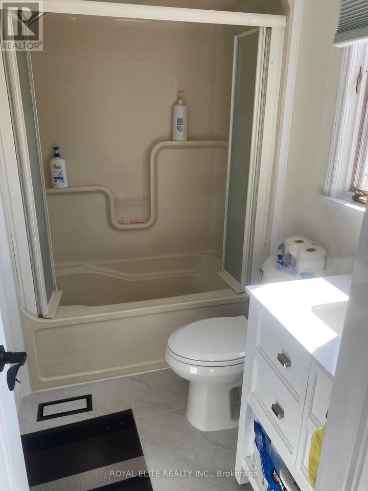 Property Photo:  19 Dunsfold Drive Unit 3  ON M1B 1T5 