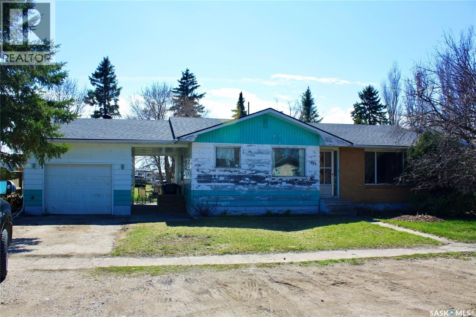 Property Photo:  209 2nd Avenue  SK S0K 0C0 