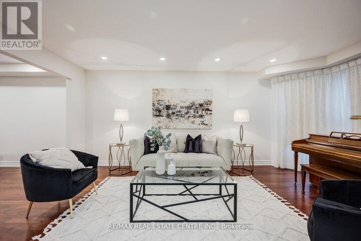 Property Photo:  5580 Millbrook Lane  ON L5M 3X9 