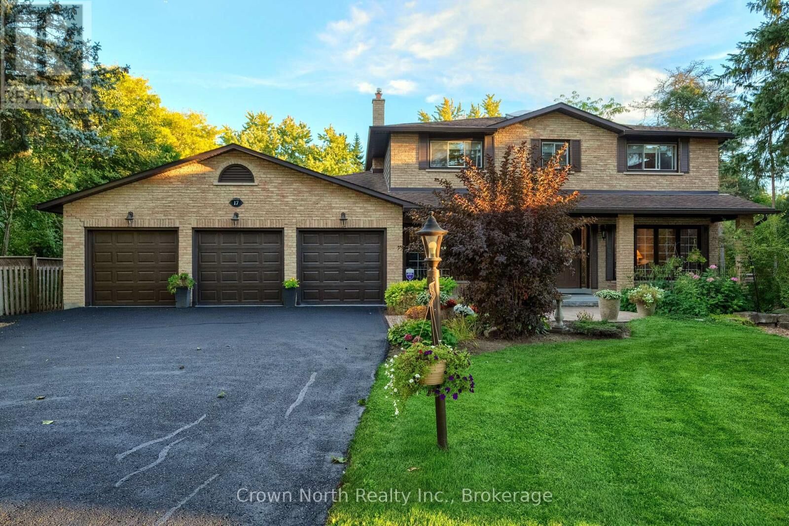 Property Photo:  17 Black Willow Court  ON L4E 2M7 