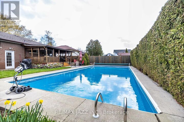 Property Photo:  422 Glenalan Avenue  ON L1J 3L1 