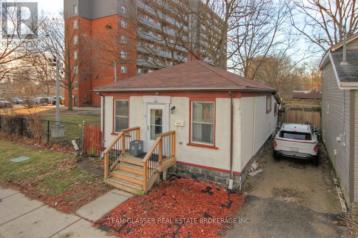 Property Photo:  225 Simcoe Street  ON N6B 1J3 