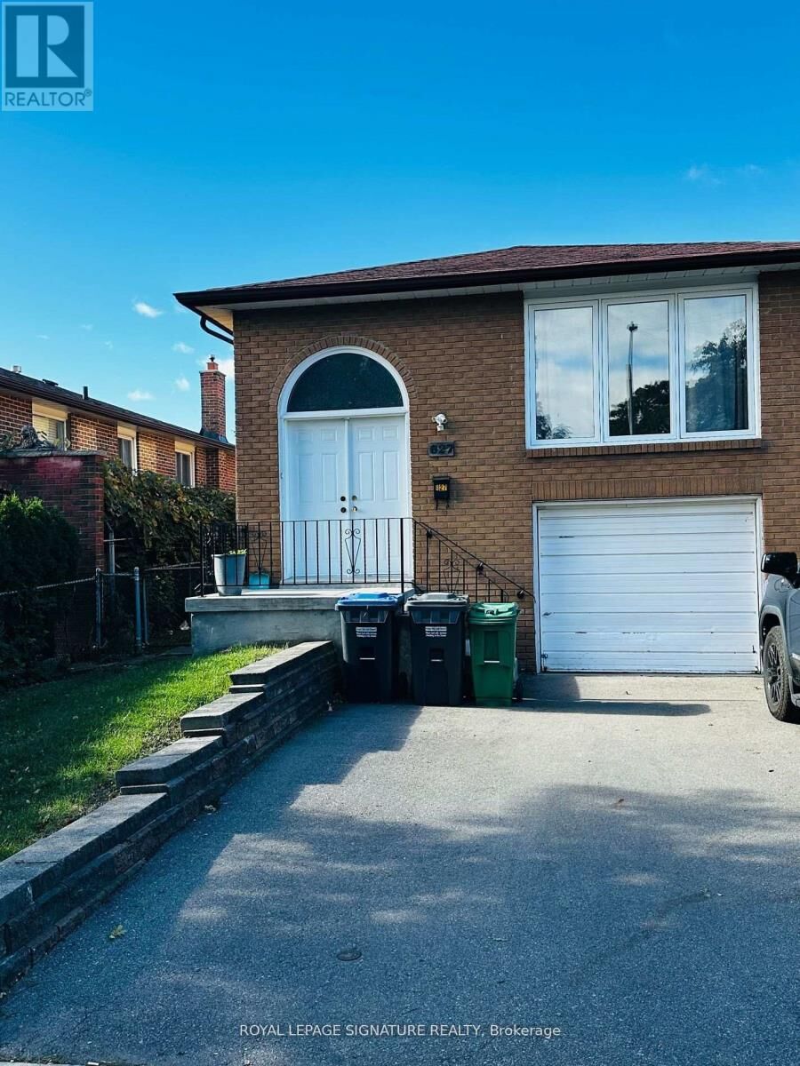 Property Photo:  827 Stainton Drive  ON L5C 1G2 
