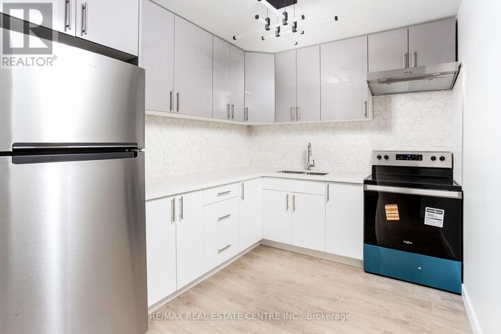 Property Photo:  5 Hill Heights Road East 205  ON M8Y 1Y9 