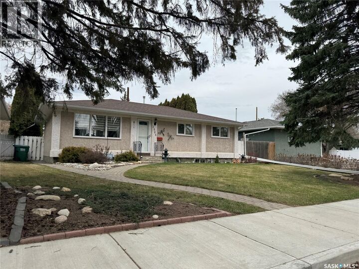 Property Photo:  2504 Tomlinson Crescent  SK S7L 3N2 