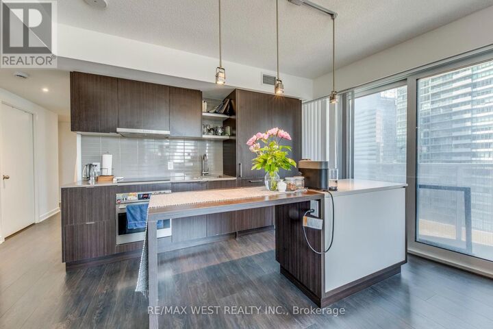 Property Photo:  100 Harbour Street 2004  ON M5J 1B7 