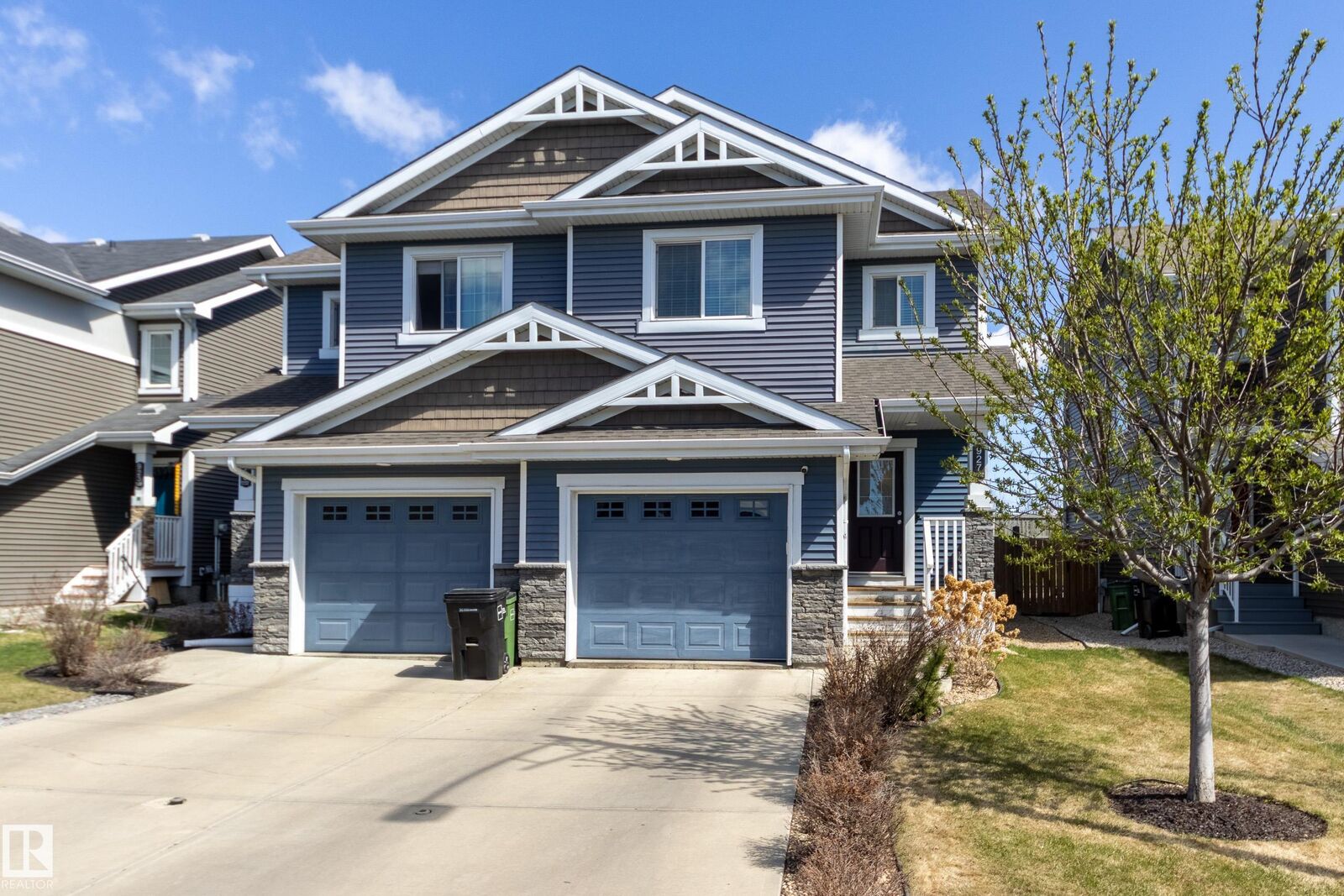 Property Photo:  927 Ebbers Crescent NW  AB T5Y 3V1 