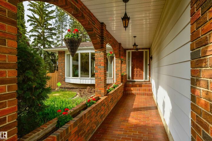 Property Photo:  206 Wolf Willow Crescent NW  AB T5T 1T2 