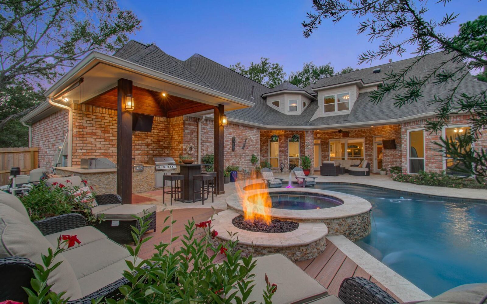 Property Photo: 2 English Glade Court TX 77381