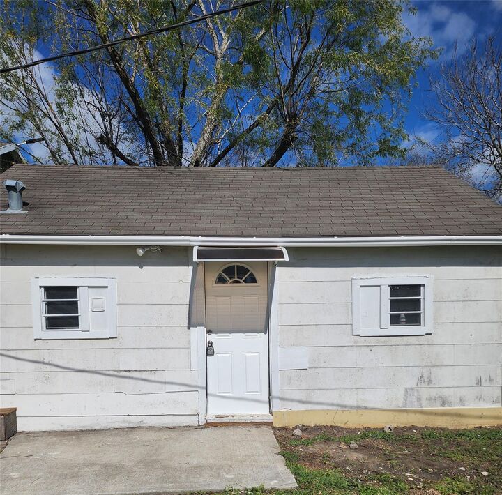 Property Photo: 211 Avenue B 1/2 TX 77568