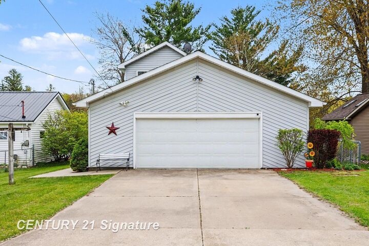 Property Photo:  1361 McKimmy Drive  MI 48612 