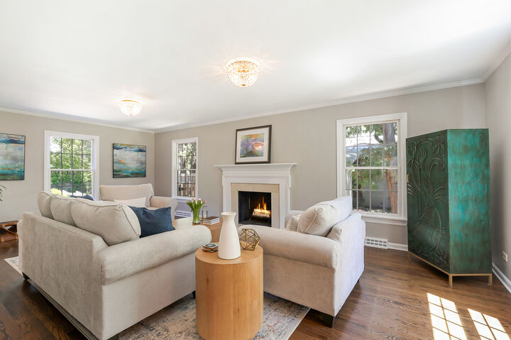 Property Photo:  348 E Woodland Road  IL 60044 