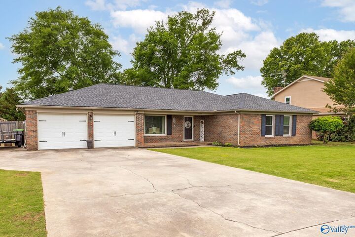Property Photo:  2205 Victoria Drive SW  AL 35603 