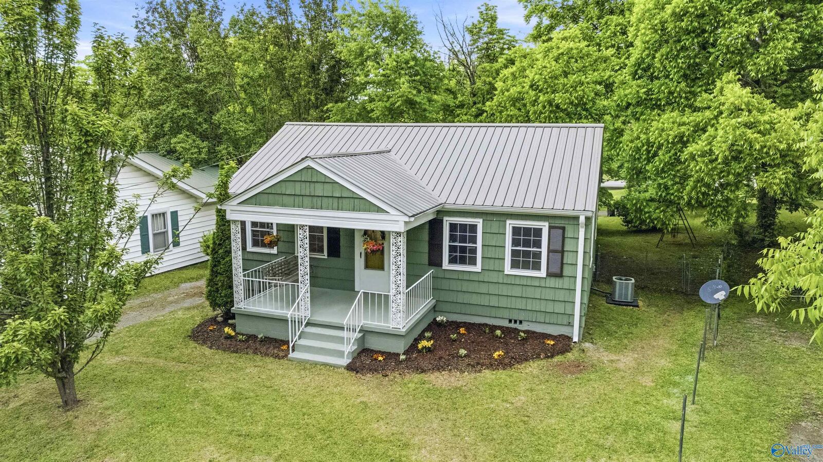 Property Photo:  605 4th Street NE  AL 35967 