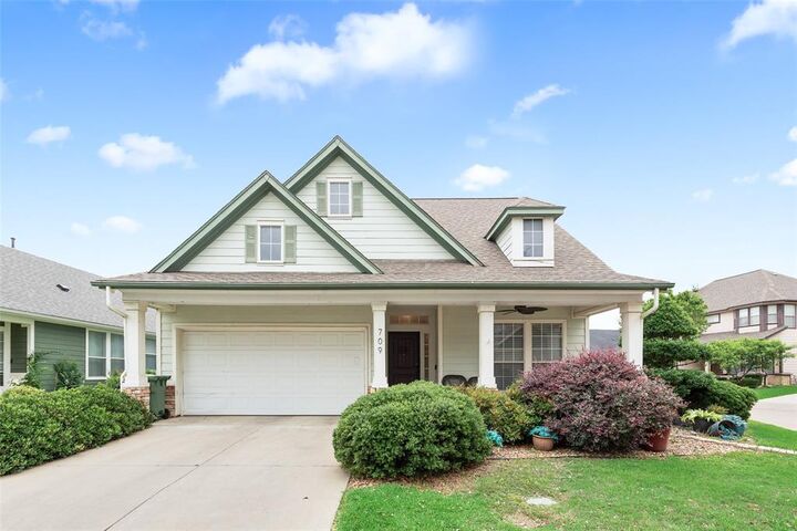 Property Photo:  709 Creek Walk Place Place  TX 76015 