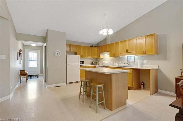 Property Photo:  110 Somerset Road 4  ON N3R 5A8 
