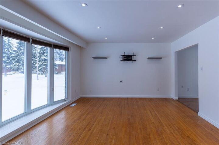 Property Photo:  1 Eldrid Court Main  ON L3M 1Z1 
