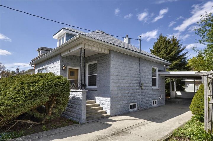 Property Photo:  733 Sherring Street  ON N3H 2X3 