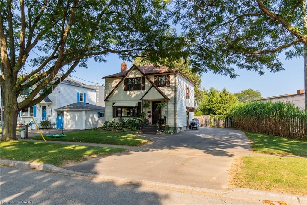 Property Photo:  2 Thorndale Avenue C  ON L2R 6A3 