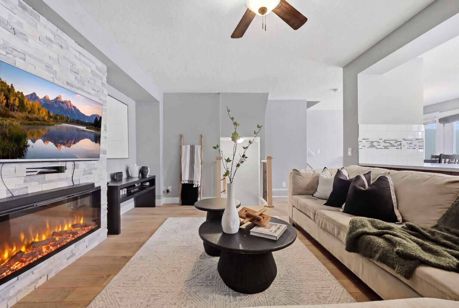 Property Photo:  209 Hillcrest Gardens SW  AB T4B 4H8 