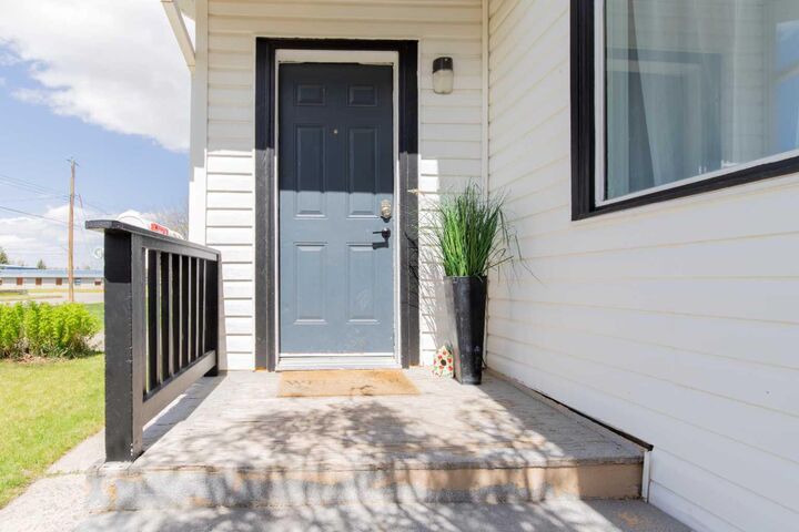 Property Photo:  375 N 100 W  AB T0K 2S0 