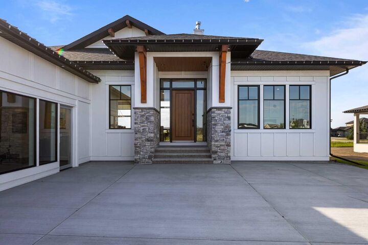 Property Photo:  8 Monterra Rise  AB T4C 0H2 