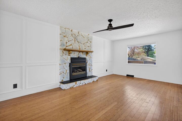 Property Photo:  2533 9 Avenue SE  AB T2A 0B4 