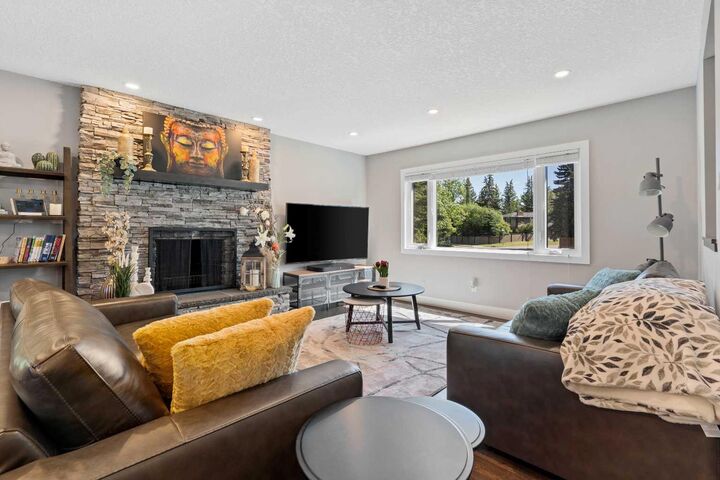 Property Photo:  3912 40 Avenue NW  AB T3A 0W9 