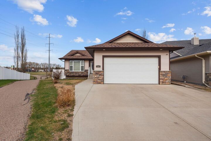 Property Photo:  64 Isbister Close  AB T4R 0B9 