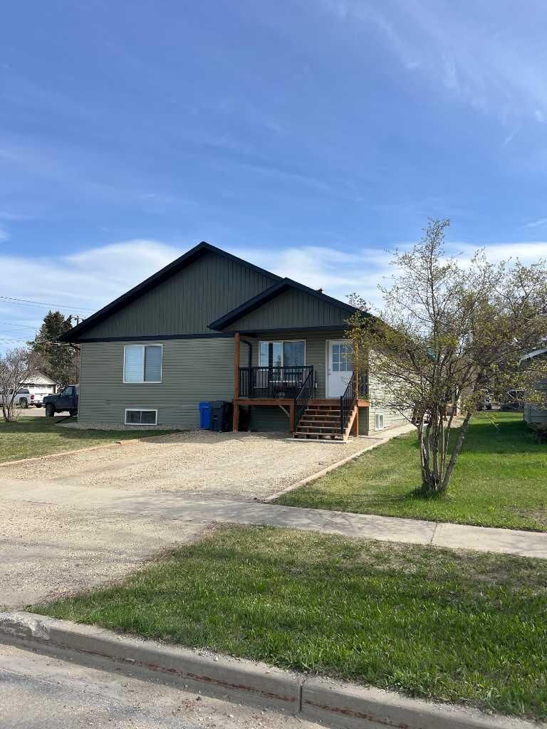 Property Photo:  826 3rd Avenue  AB T0H 0C0 
