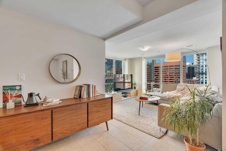 Property Photo:  303 13 Avenue SW 1402  AB T2R 0Y9 