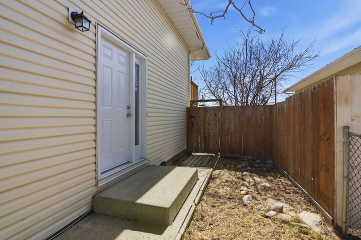 Property Photo:  6333 24 Avenue NE  AB T1Y 2C5 