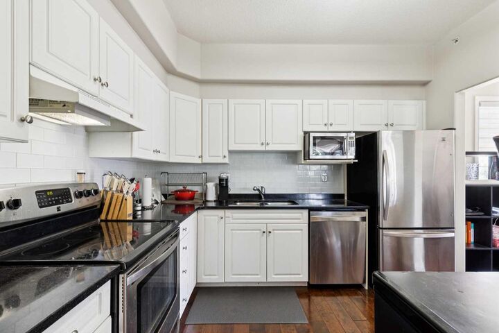 Property Photo:  1919 31 Street SW 301  AB T3E 2M8 